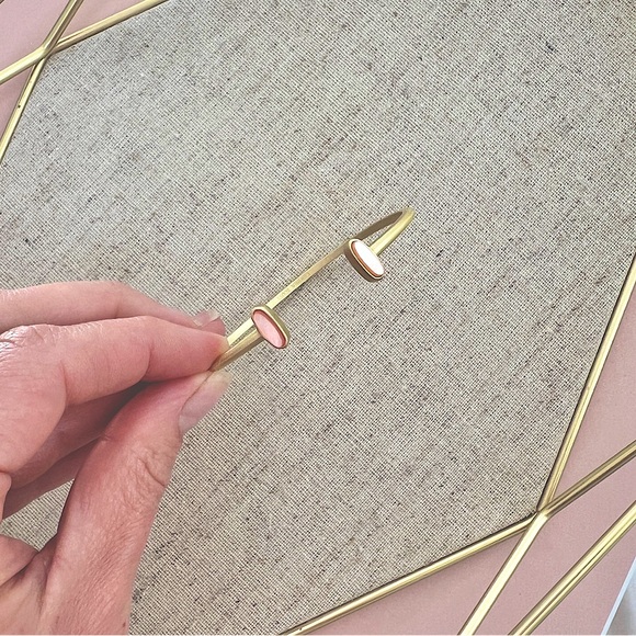 Gently Used Kendra Scott Mavis Gold Cuff Bracelet in Peach Mother of Pearl 💎 - Picture 1 of 4